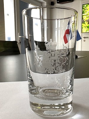 Trinkglas mit Gravur Familienwappen